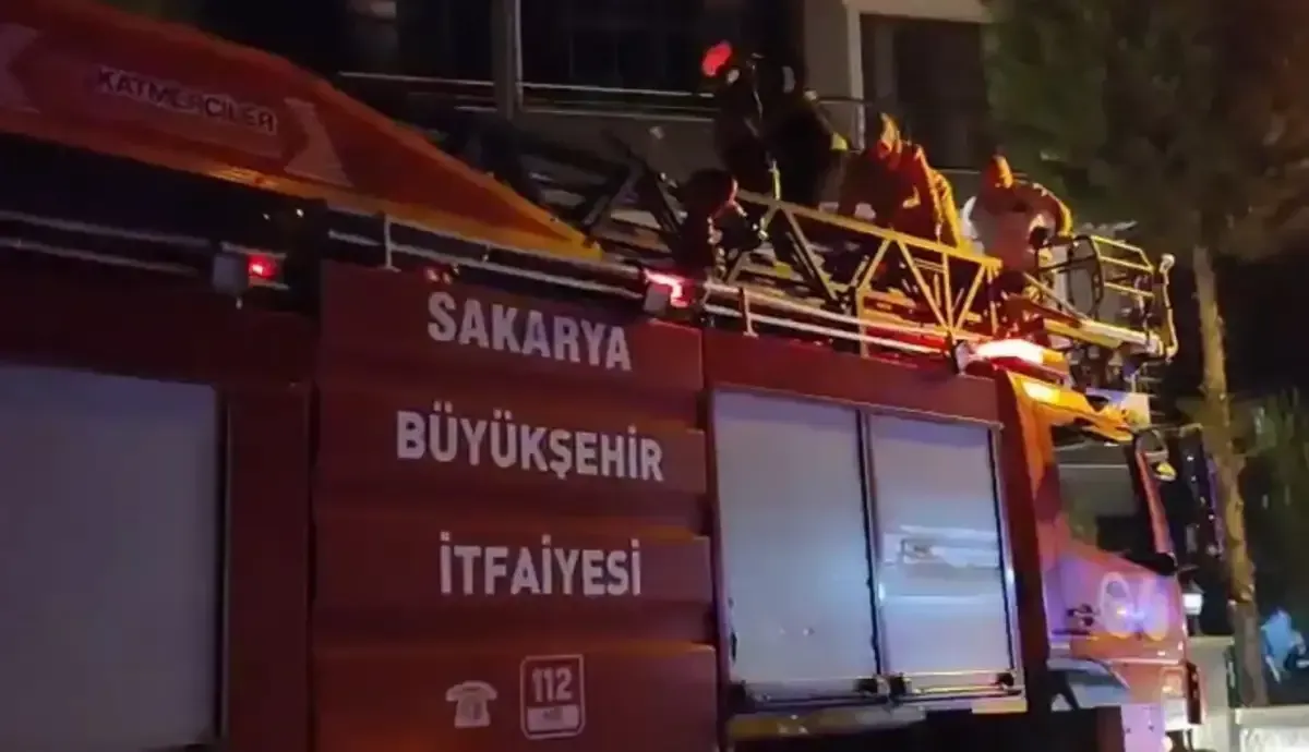 Apartmandaki bebek arabalarını yakıp kaçtı!