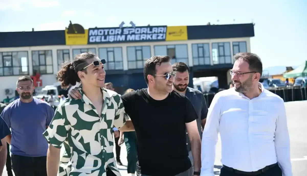 Başiskele'deki motor pistinin misafirleri Kenan Sofuoğlu ve Zayn oldu