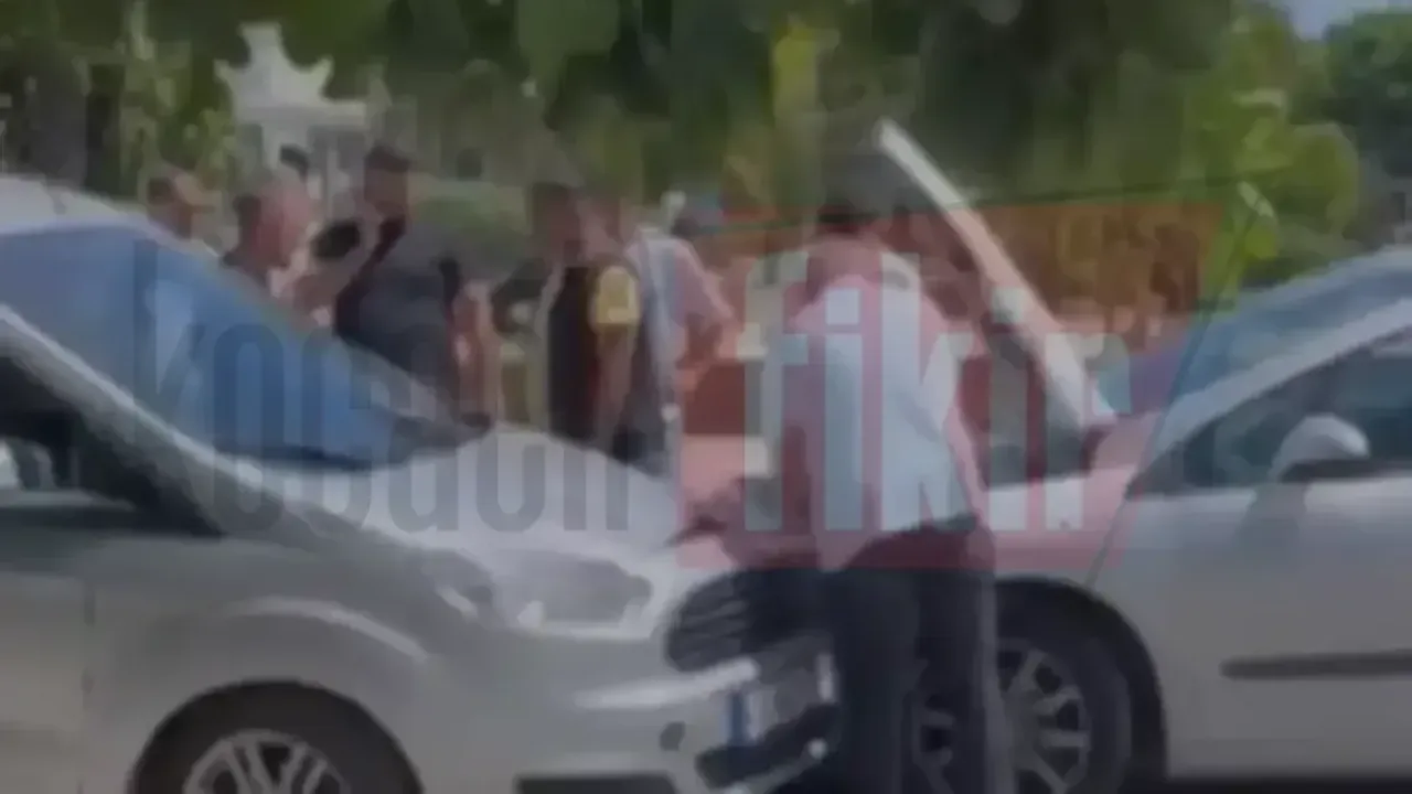 Alikahya'da maddi hasarlı kaza: Cadde trafiği felç oldu