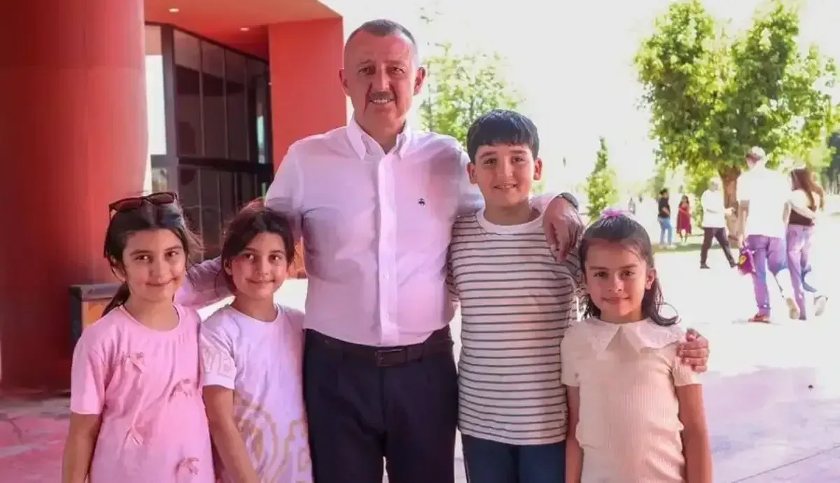 İzmit Millet Bahçesi karne gününde öğrencilerin akınına uğradı