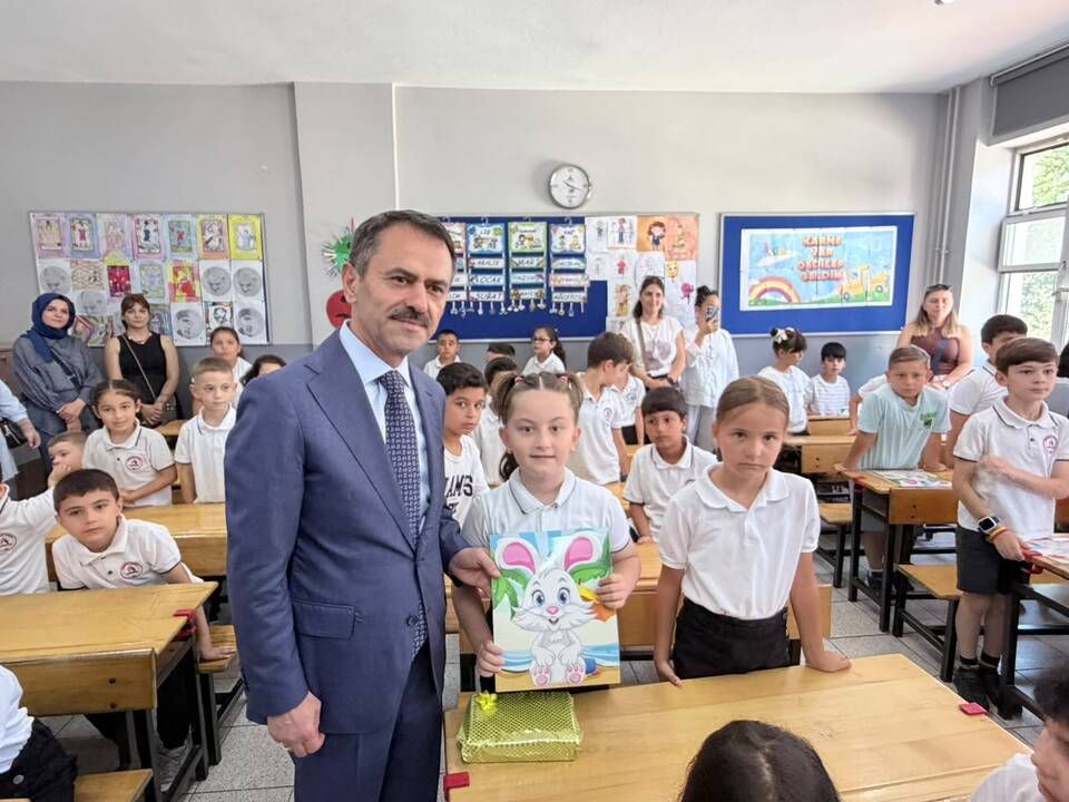 Vali Aktaş öğrencilere karnelerini dağıttı