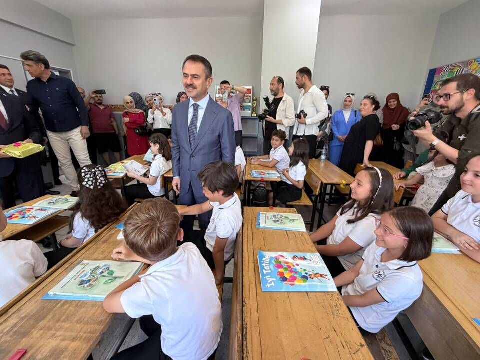 Vali Aktaş öğrencilere karnelerini dağıttı