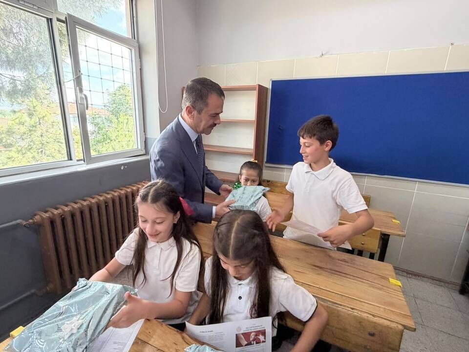 Vali Aktaş öğrencilere karnelerini dağıttı