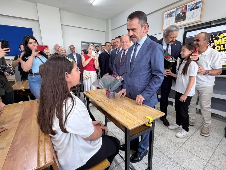 Vali Aktaş öğrencilere karnelerini dağıttı