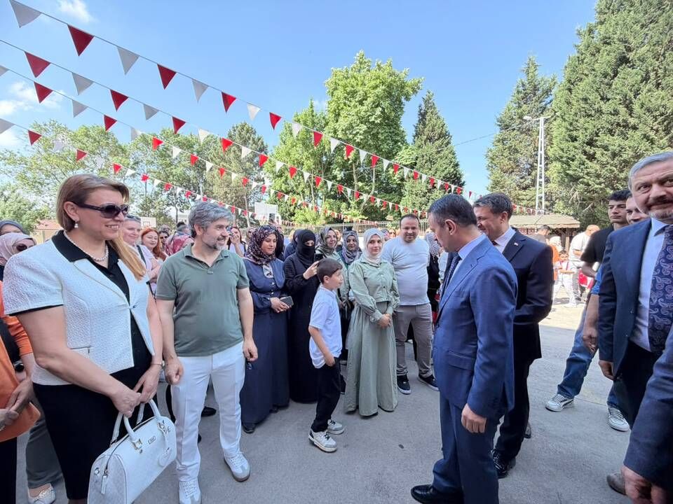 Vali Aktaş öğrencilere karnelerini dağıttı
