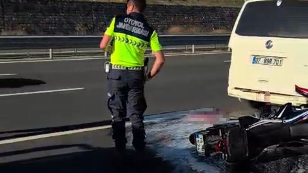 Panelvana çarpan motosikletli ağır yaralandı