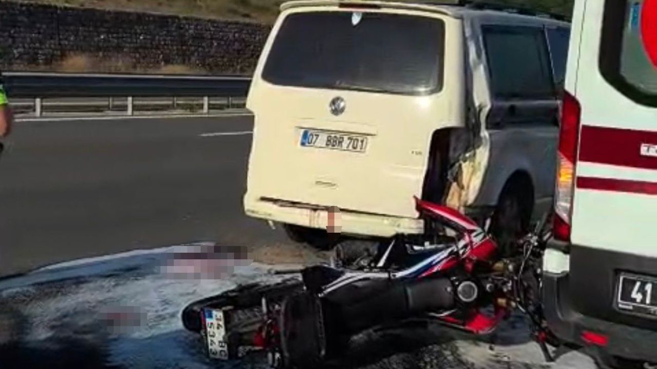 Panelvana çarpan motosikletli ağır yaralandı