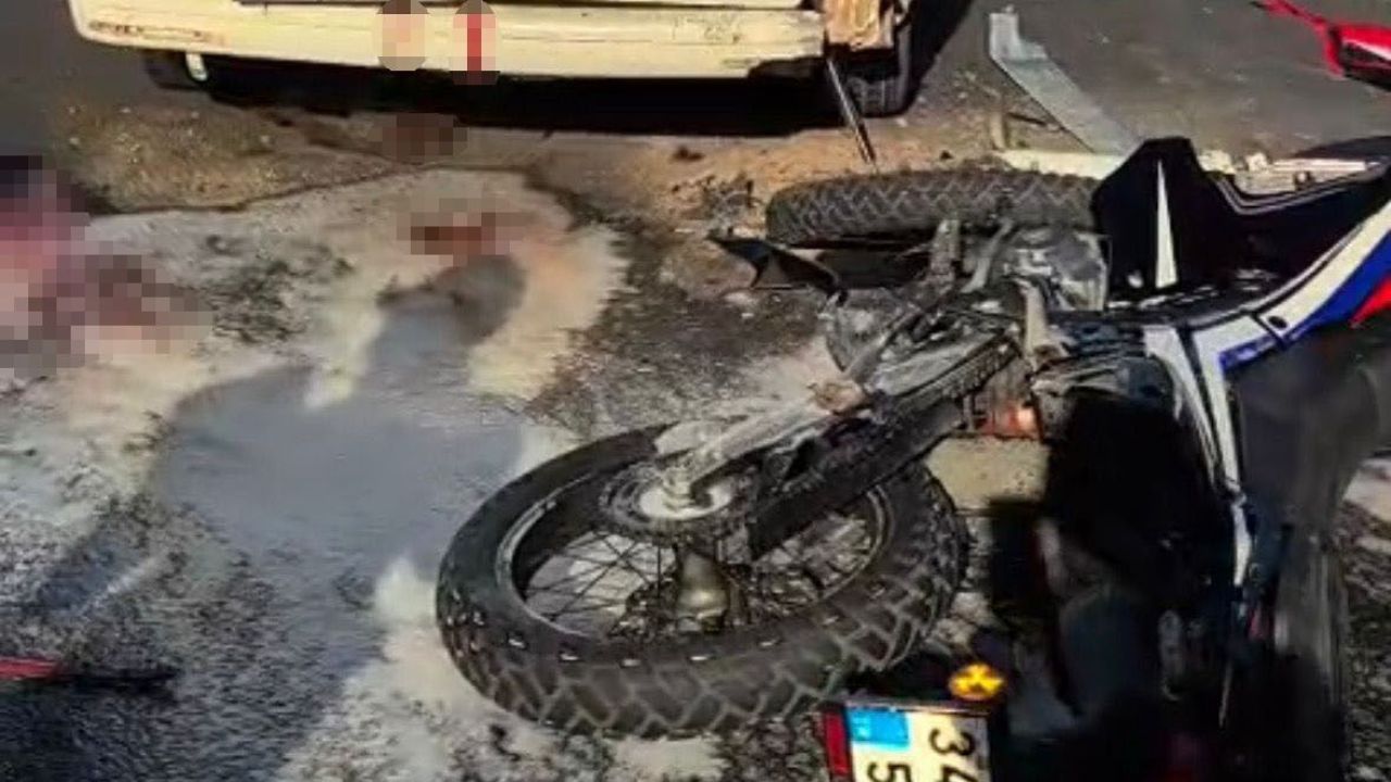 Panelvana çarpan motosikletli ağır yaralandı