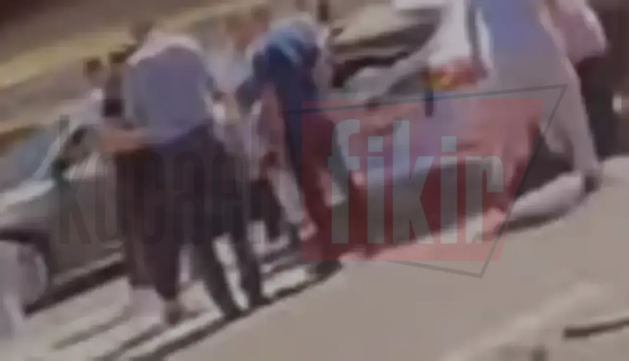 Kontrolden çıkan araç bariylere saplandı