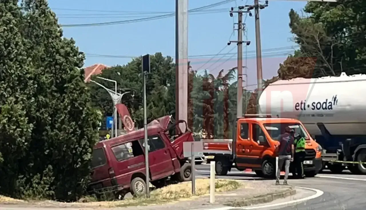 Kartepe’de feci Kaza! minibüs direğe çarptı, 1 ölü