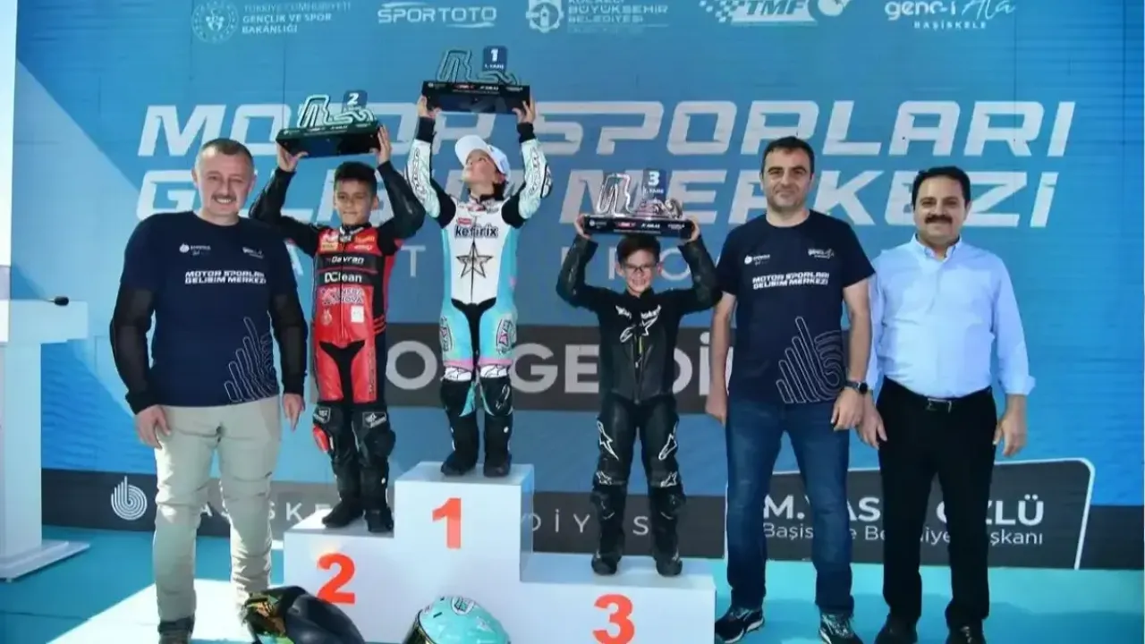 Süpermoto ve MotoMini heyecanı Kocaeli’de yaşandı: Zayn Sofuoğlu piste damga vurdu