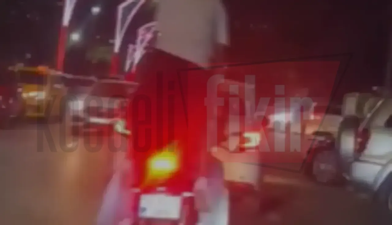 4 kişi aynı motosiklete bindi: Ölümle dans kamerada
