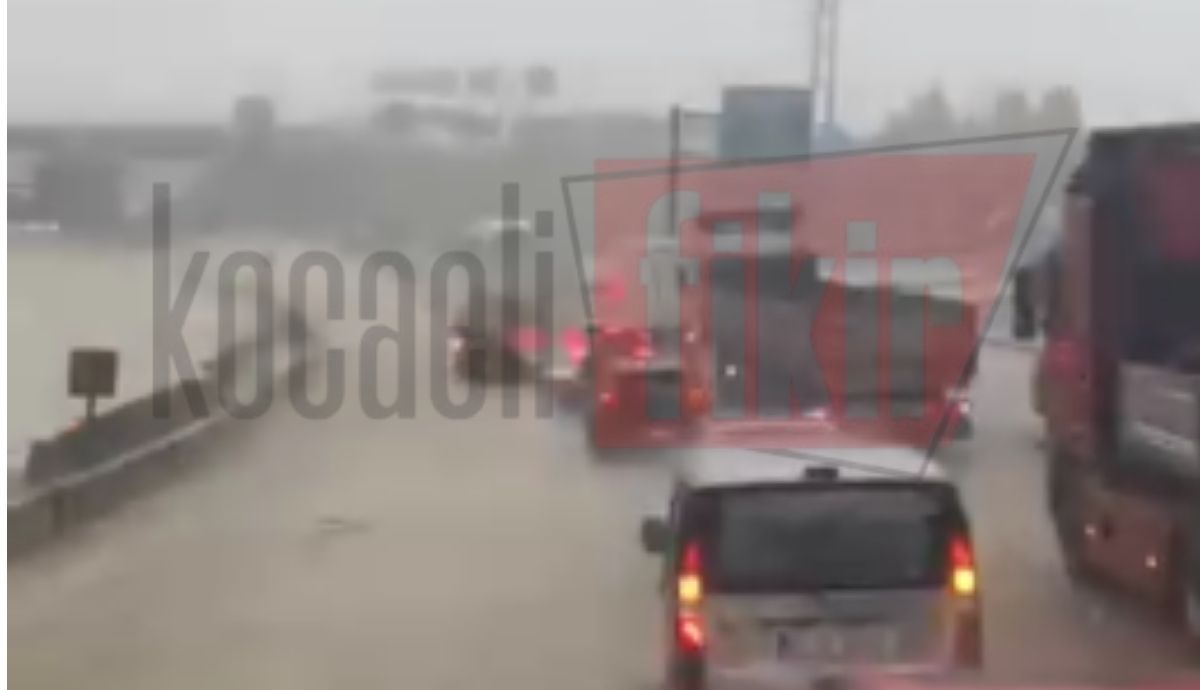 Yağmur Kocaeli'de Batı Yakası'nı esir aldı, araçlar yolda mahsur kaldı