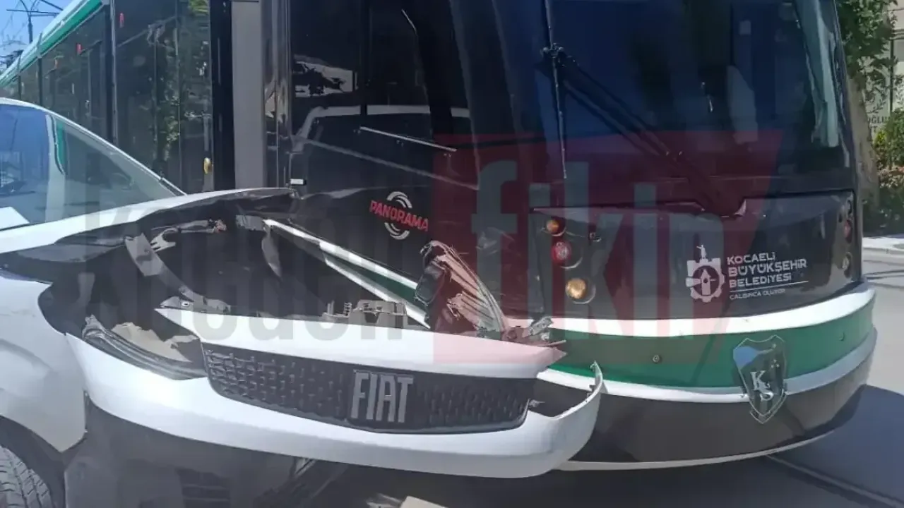 Alikahya'da korku dolu anlar: Otomobil tramvayla çarpıştı