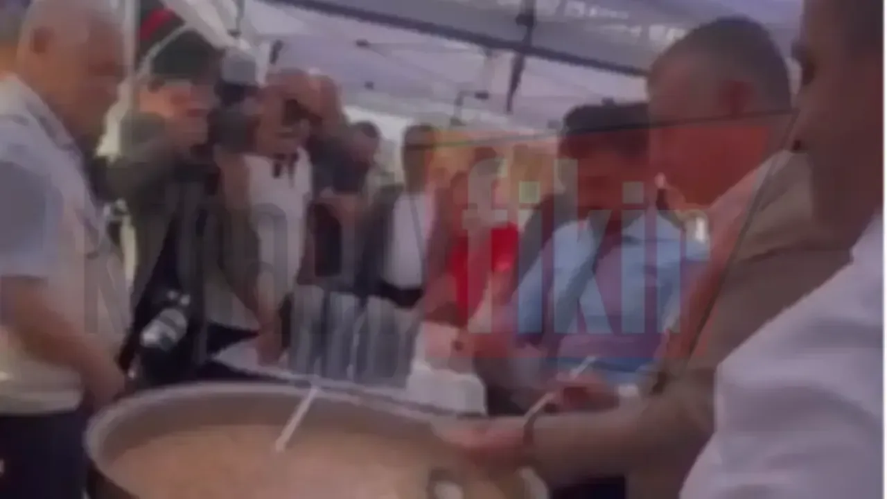 Büyükakın Doğu Kışla’da vatandaşlara aşure ikram etti