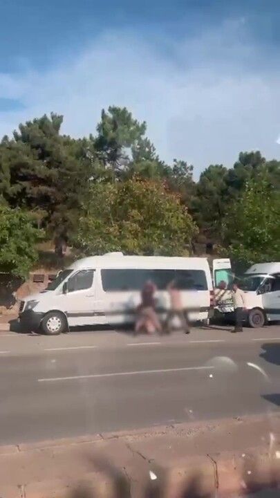 Gebze’de dehşet anları! 4 kişi bir şahsı cadde ortasında sopalarla darp etti