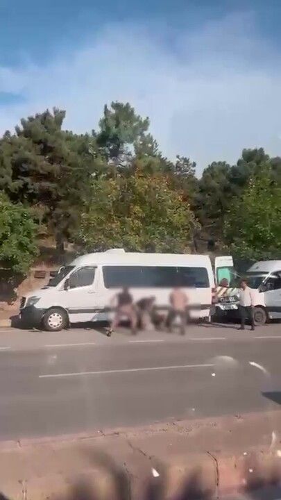 Gebze’de dehşet anları! 4 kişi bir şahsı cadde ortasında sopalarla darp etti