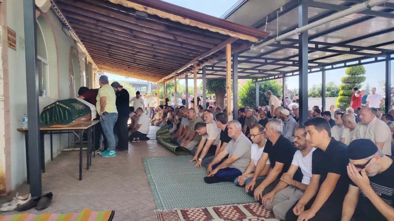 Elektik akımına kapılarak ölen baba ve oğlu gözyaşları arasında toprağa verildi
