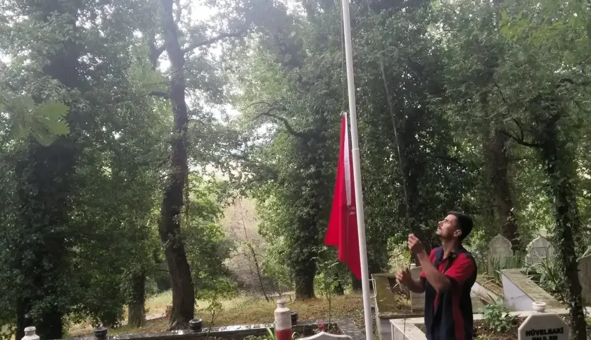 Şehitliğe anlamlı dokunuş: Bayrak direği onarıldı