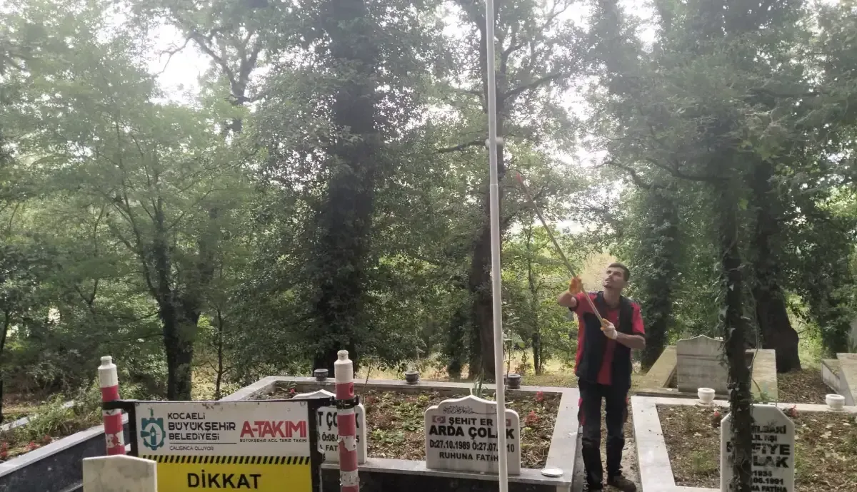 Şehitliğe anlamlı dokunuş: Bayrak direği onarıldı