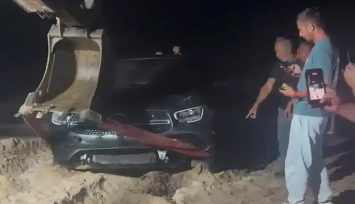 Cebeci'de denize uçan otomobilde az kalsın can pazarı yaşanıyordu