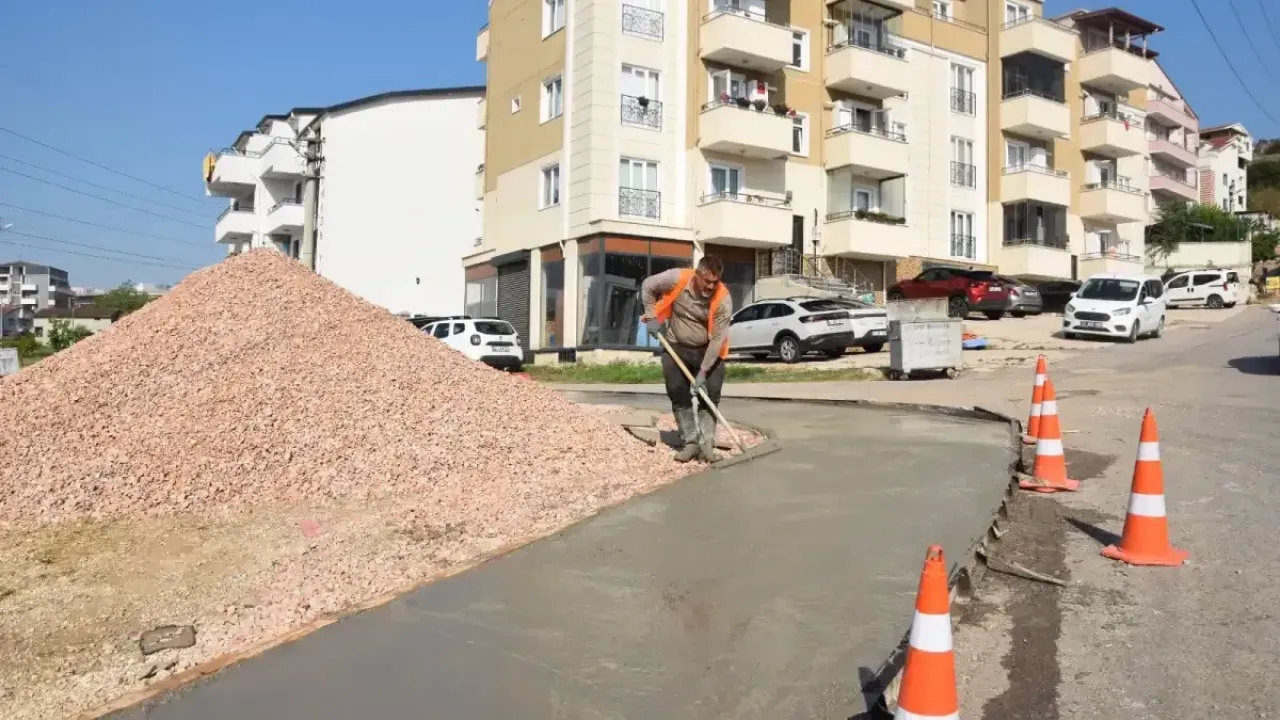 İzmit'te Çavdar Sokak modern kaldırıma kavuştu