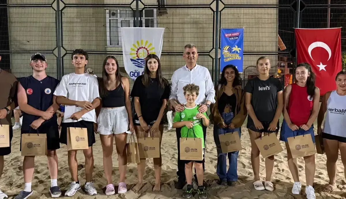 Gölcük Belediyesi sporcuları kumsalda buluşturdu