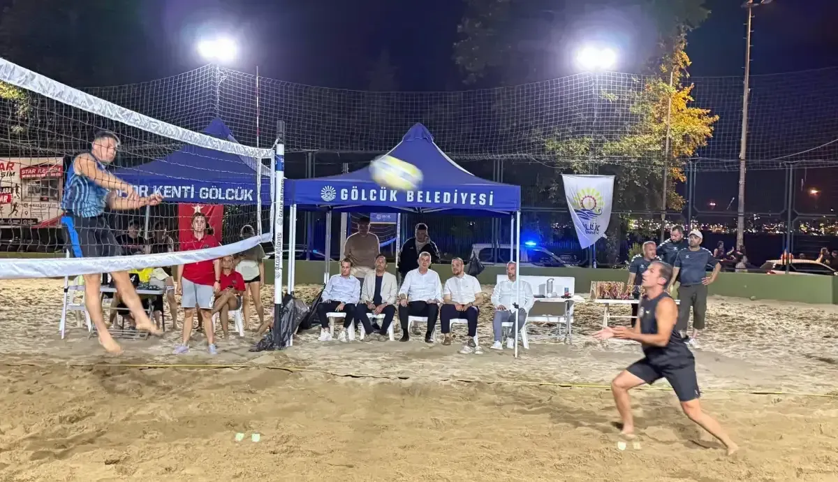 Gölcük Belediyesi sporcuları kumsalda buluşturdu