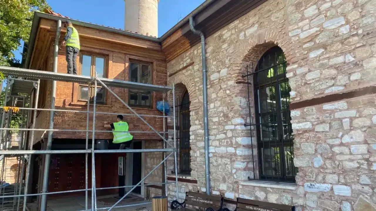 Aktaş tarihi camiide restorasyon çalışmalarını inceledi