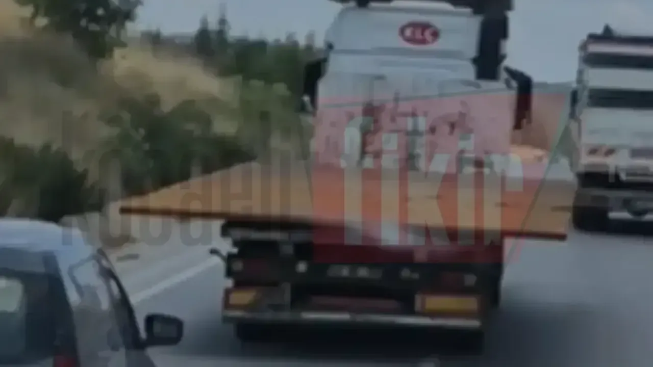 Kilolarca ağırlıktaki tabela böyle taşındı!