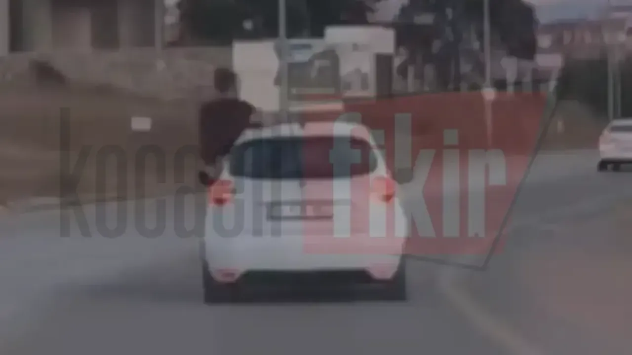 Trafikte pes dedirten yolculuk: Otomobilin camına oturdu