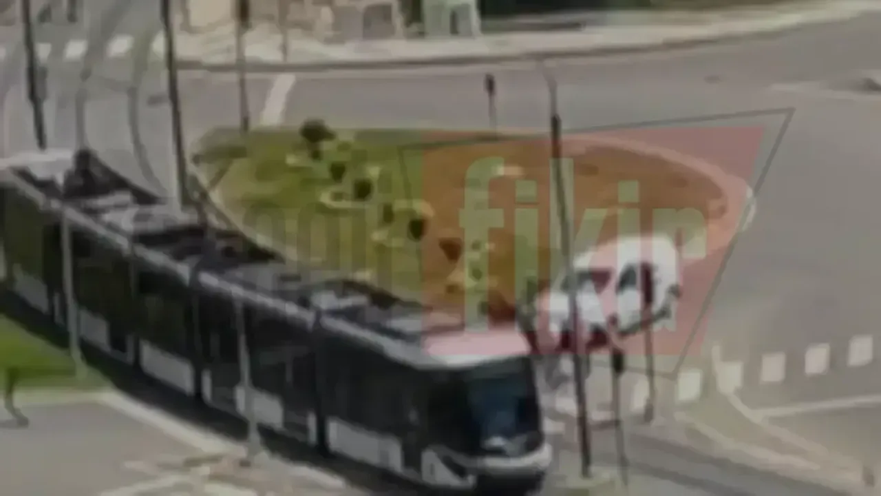 Bekirdere'de korku dolu anlar:Tramvay ve otomobil çarpıştı!