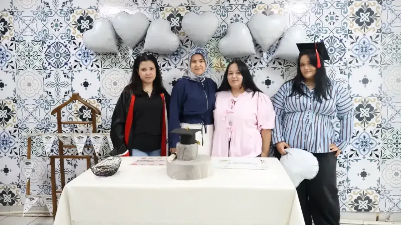 Beyaz Kalpler’de mezuniyet coşkusu!
