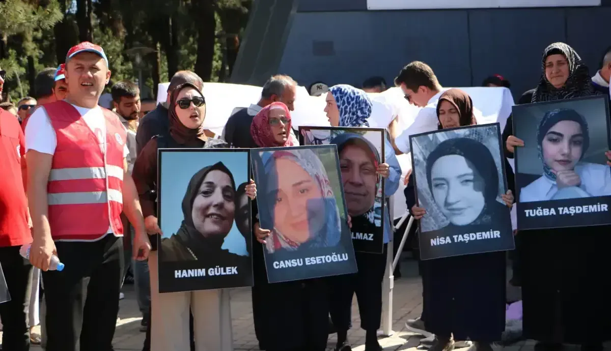 Dilovası aileleri Gebze Kent Meydanı'na yürüdü