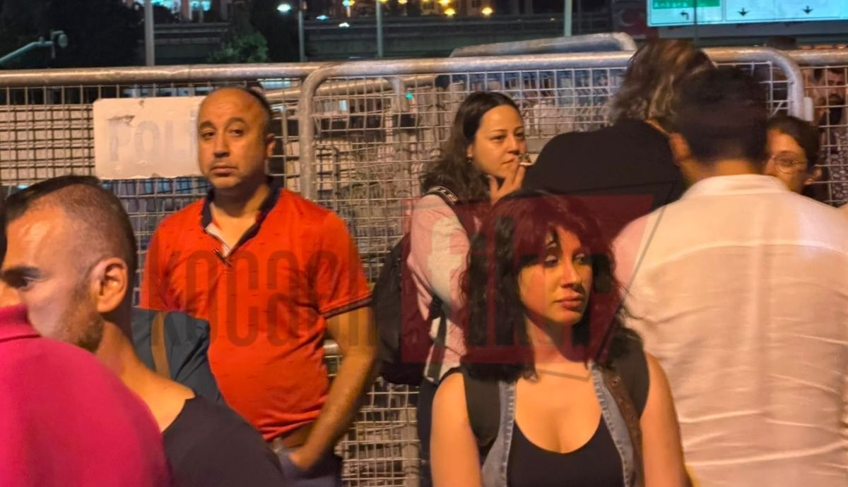 Fatma Kaplan Hürriyet'in tutuklanmasının ardından adliye önünde gözyaşları