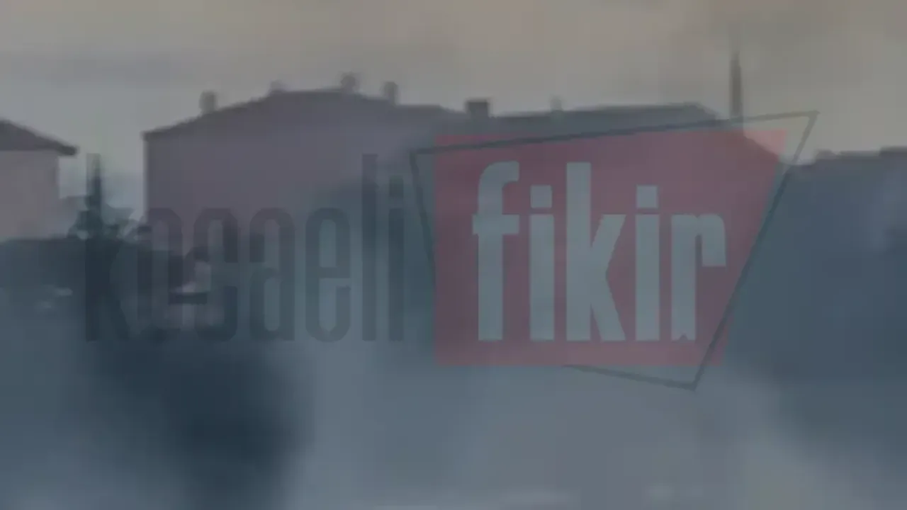 Derince'de korkutan yangın! Alevler otoban kenarını sardı
