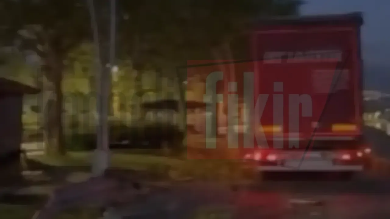 İzmit sahilinde faciadan dönüldü! Kontrolden çıkan TIR yürüyüş alanına daldı