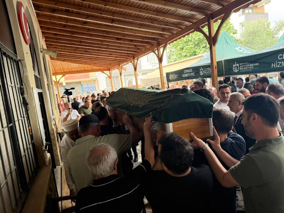 Abbas Çakar ağabeyini son yolculuğuna uğurladı