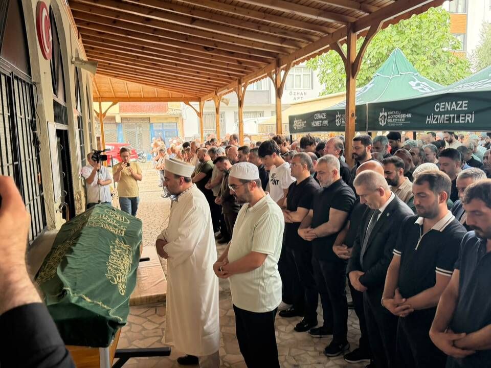 Abbas Çakar ağabeyini son yolculuğuna uğurladı