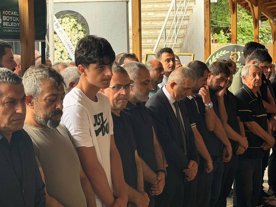 Abbas Çakar ağabeyini son yolculuğuna uğurladı