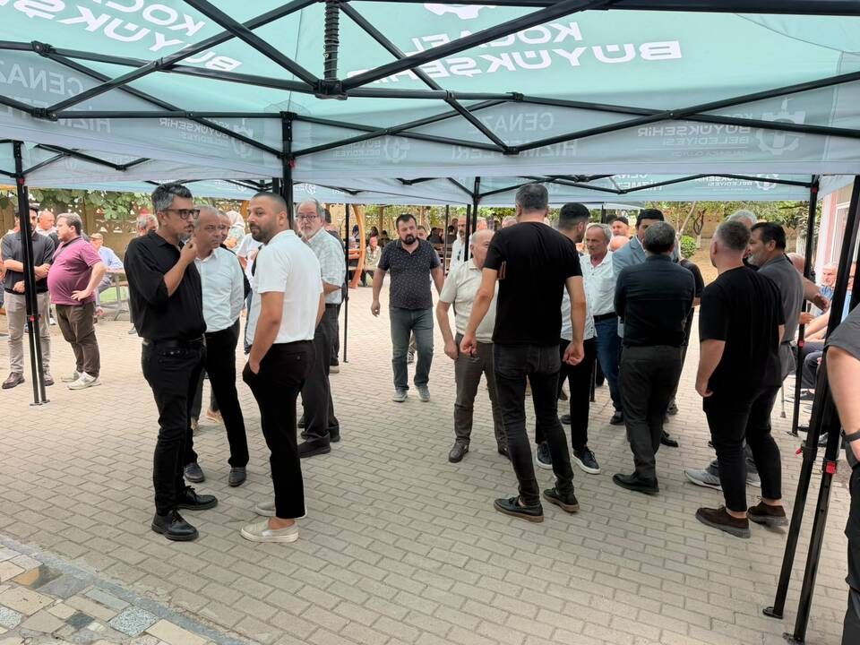 Abbas Çakar ağabeyini son yolculuğuna uğurladı