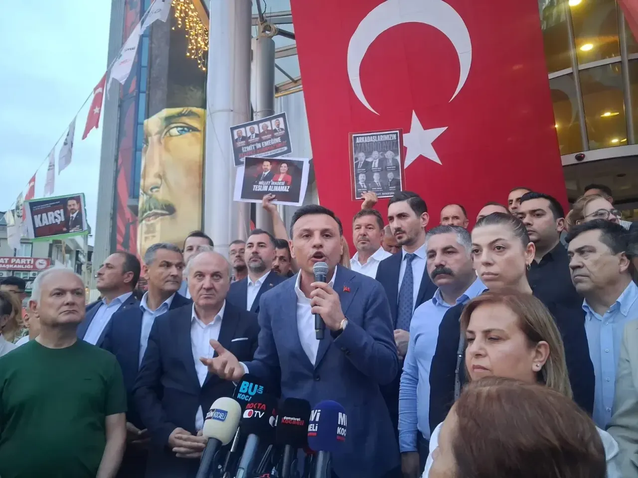 Özgür Çelik'ten İzmit'te dikkat çeken açıklamalar: