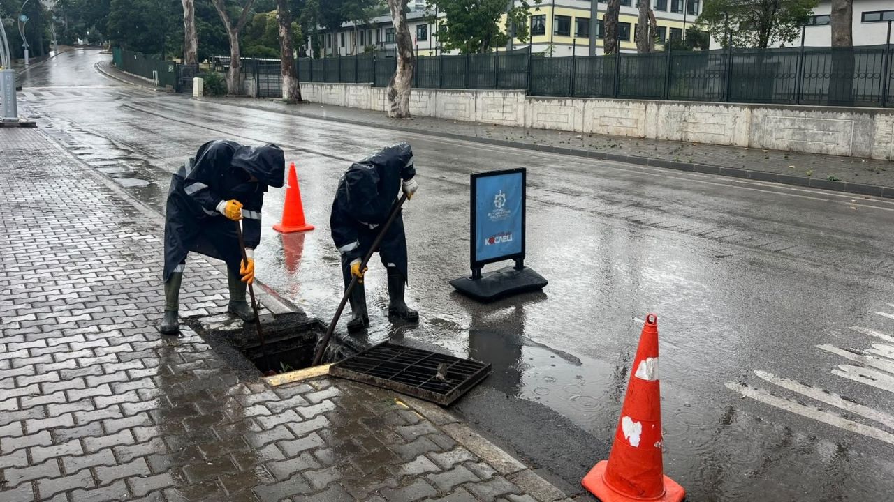 Kocaeli’de yağış alarmı! Büyükşehir ekipleri 1.200 personelle sahada