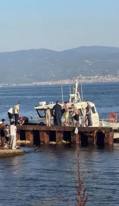 Akıntıya Kapılınca Deniz Fenerine Çıktılar! Sahil Güvenlik Seferber Oldu