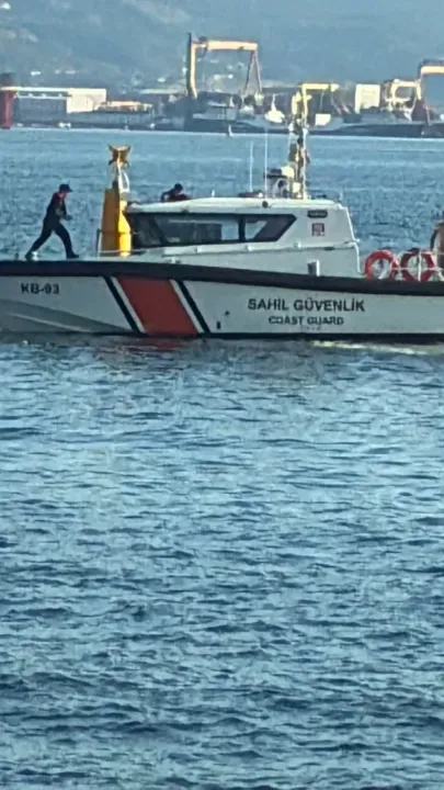 Akıntıya Kapılınca Deniz Fenerine Çıktılar! Sahil Güvenlik Seferber Oldu