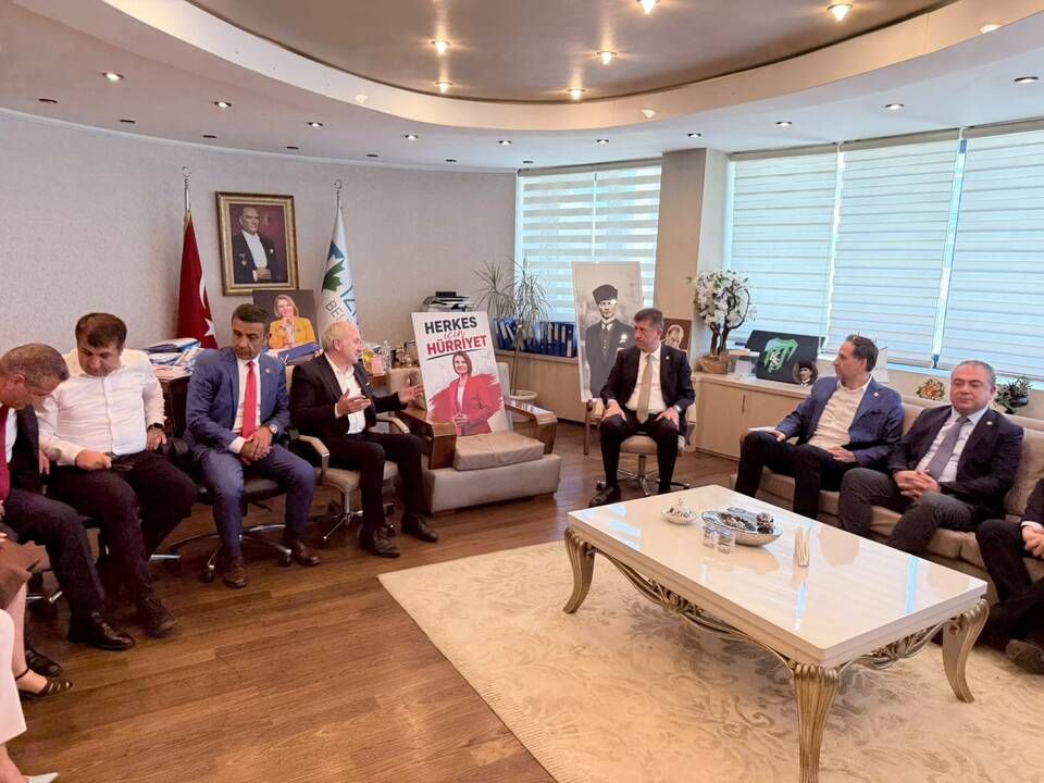 İzmit’te kritik saatler! Yaşar Tüzün meclis üyeleriyle buluştu 