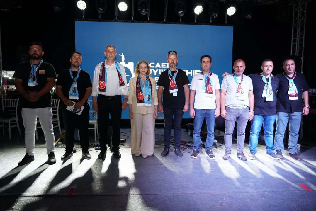 Ekin Uzunlar sahnede kemençe şov yaptı