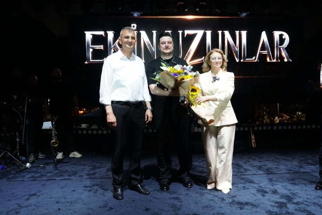 Ekin Uzunlar sahnede kemençe şov yaptı