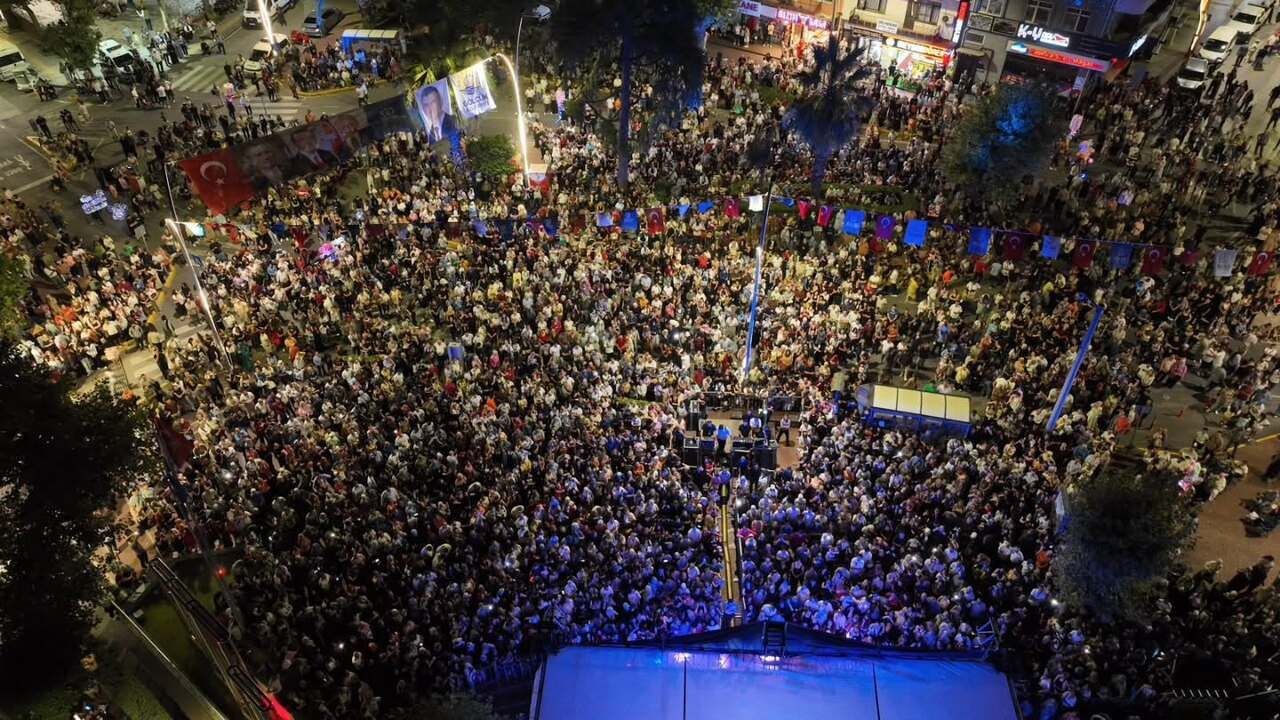 Ekin Uzunlar sahnede kemençe şov yaptı