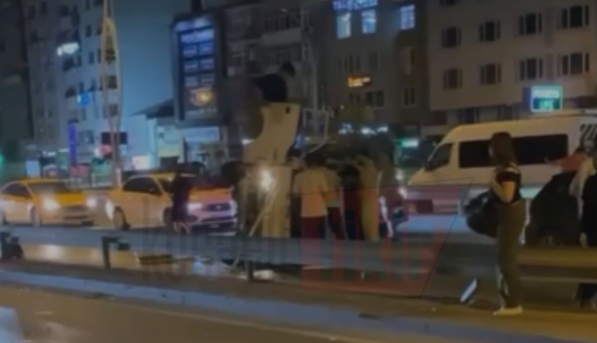 İzmit’te korkutan kaza! Otomobil metrelerce sürüklenerek yan yattı 